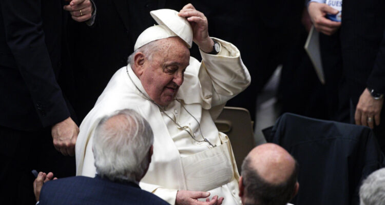 La salud del Papa Francisco hace que la Guardia Suiza del Vaticano estén bajo “toque de queda”