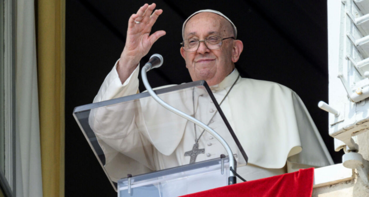 Papa Francisco en estado crítico tras crisis respiratoria recibe oxígeno y transfusiones de sangre