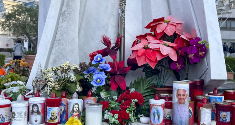 Flores y velas depositadas por feligreses, fotografiadas este jueves en el exterior del Hospital Gemelli de Roma