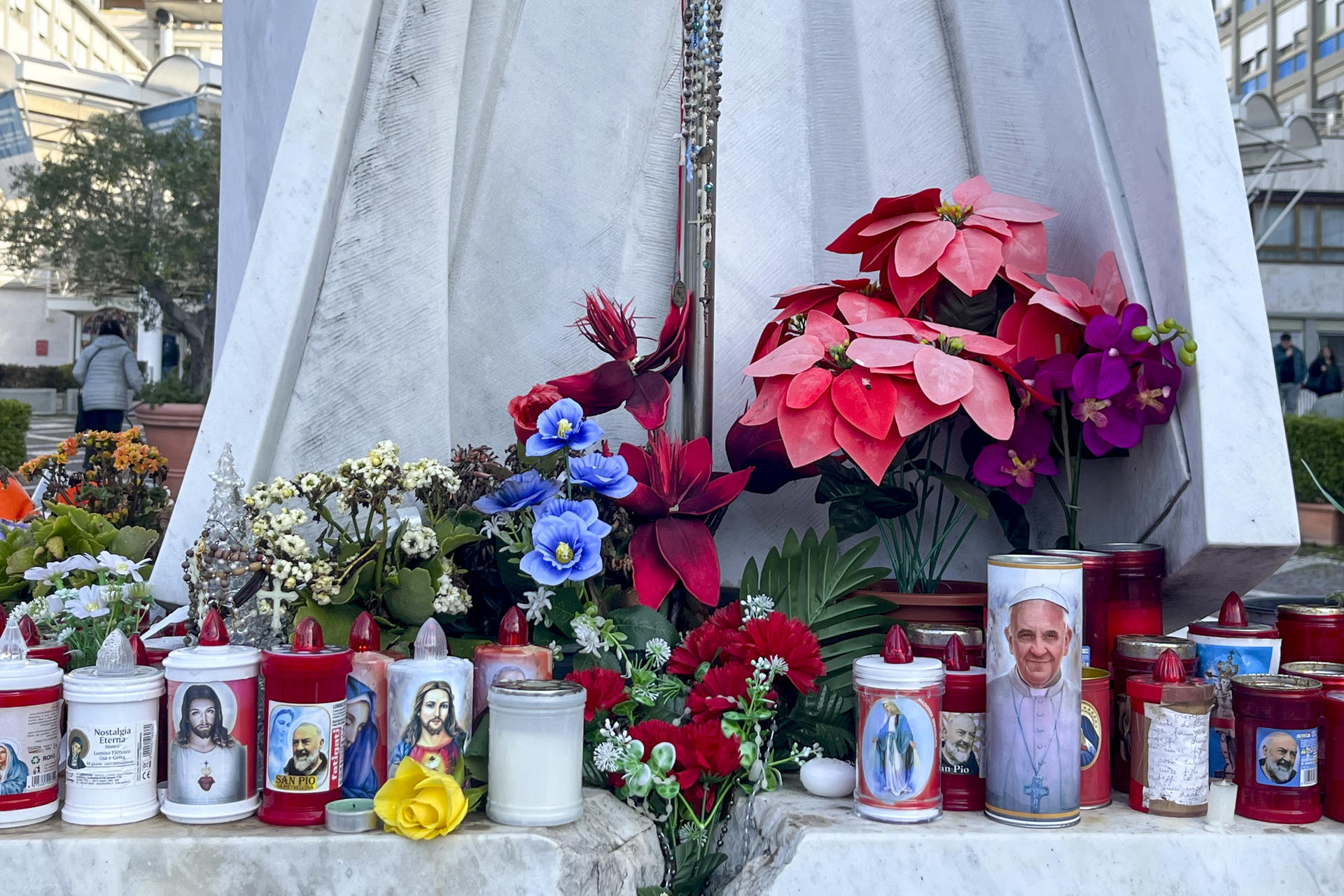 Flores y velas depositadas por feligreses, fotografiadas este jueves en el exterior del Hospital Gemelli de Roma