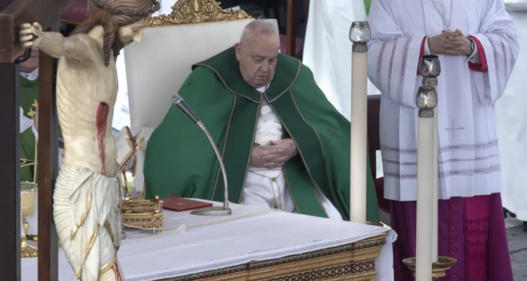 Papa Francisco tuvo una noche tranquila tras ser hospitalizado