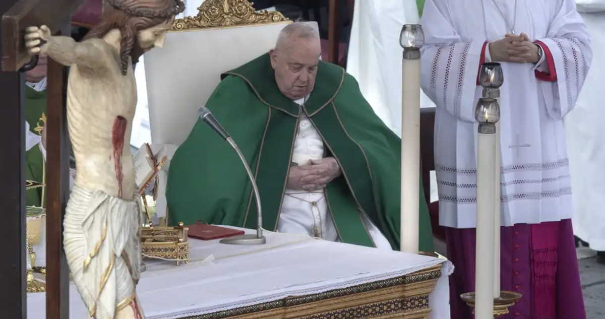 Papa Francisco tuvo una noche tranquila tras ser hospitalizado