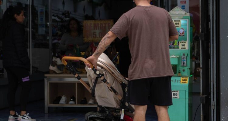 Revelan que hay más de 82 mil “papitos y mamitas corazón” en Santiago: 96% del registro son hombres