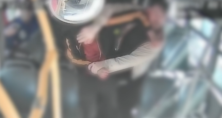 Detienen a pareja que apuñaló a hombre que les pidió bajar volumen de la música en bus RED