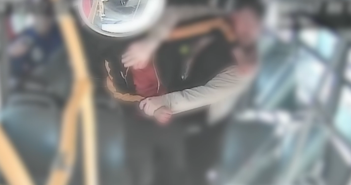 Detienen a pareja que apuñaló a hombre que les pidió bajar volumen de la música en bus RED