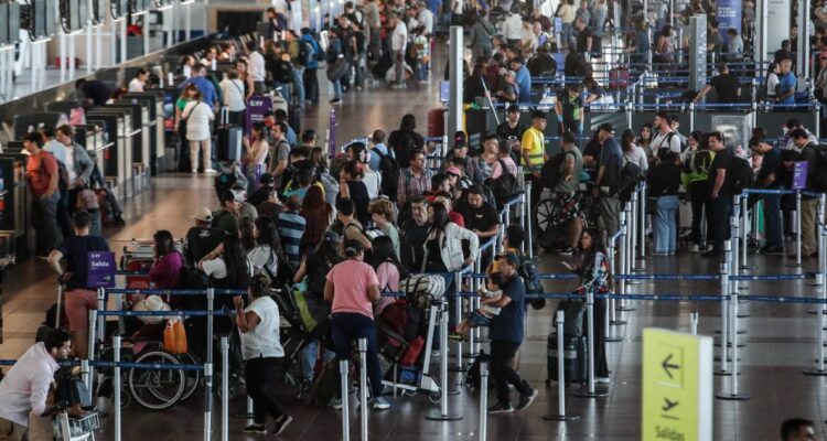 Prevén más de 2,4 millones de pasajeros para febrero en el Aeropuerto de Santiago