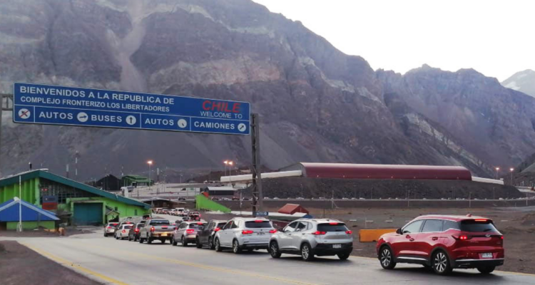 Paso Los Libertadores sigue cerrado por aludes en Argentina: reabriría este martes