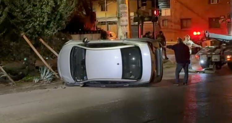 Persecución termina con vehículo de Carabineros volcada en Conchalí: delincuentes lograron huir