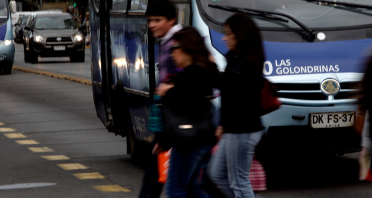 Peatones en la calle por alza del pasaje en el Gran Concepción