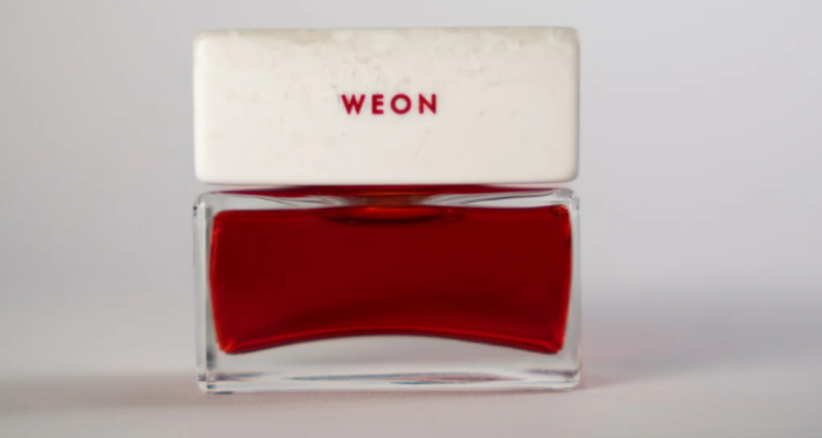 Marca italiana lanza perfume ‘WEON’, inspirado en Chile: tendría aroma a pisco sour y hojas de coca