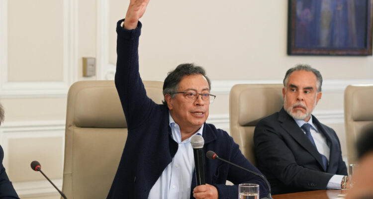 Gustavo Petro (i), junto al nuevo jefe de despacho, Armando Benedetti