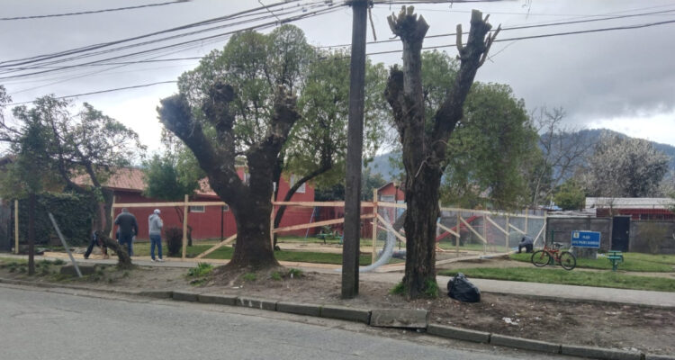 Particular que compró parte de una plaza en Chiguayante peleará la propiedad en tribunales