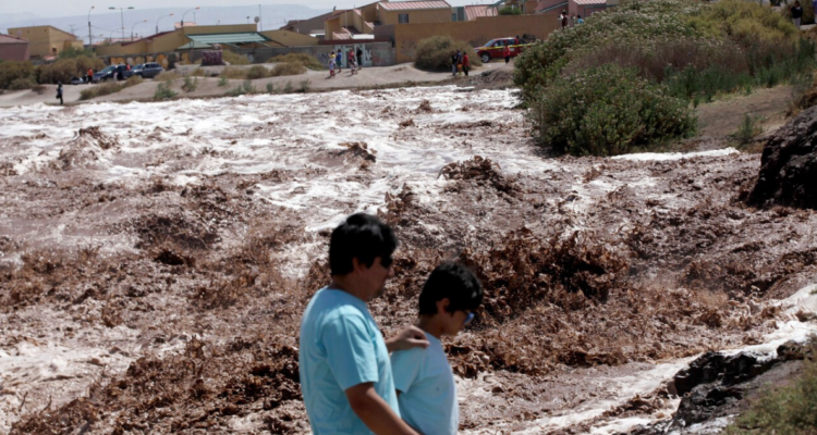 Por segundo día consecutivo Senapred pide evacuar sector Yalquincha de Calama por desborde de río Loa