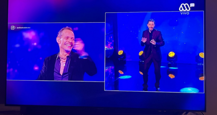 Intérprete de señas se roba las miradas al acompañar la transmisión del show con pasos de baile