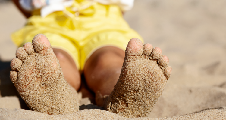 Truco para eliminar la arena húmeda de la piel en segundos: te sorprenderá la solución