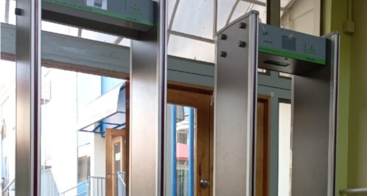 Pórticos de seguridad en liceo insuco de Temuco