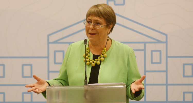 Posible candidatura de Bachelet suma apoyos en el oficialismo tras buen rendimiento en encuestas