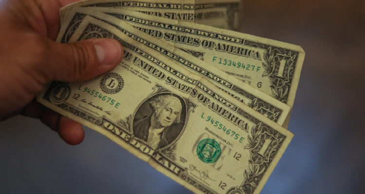 El dólar toca bajo los $950 favorecido por un cobre que rompe máximos no vistos desde septiembre