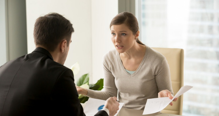 Reclutadora y postulante en entrevista de trabajo en referencia a pregunta trampa