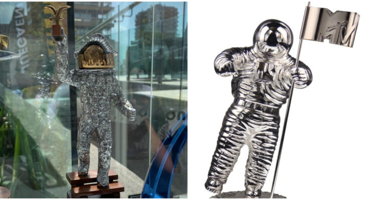 Premio para los reyes de Viña (i) El premio Moonman de los VMA de MTV (d)