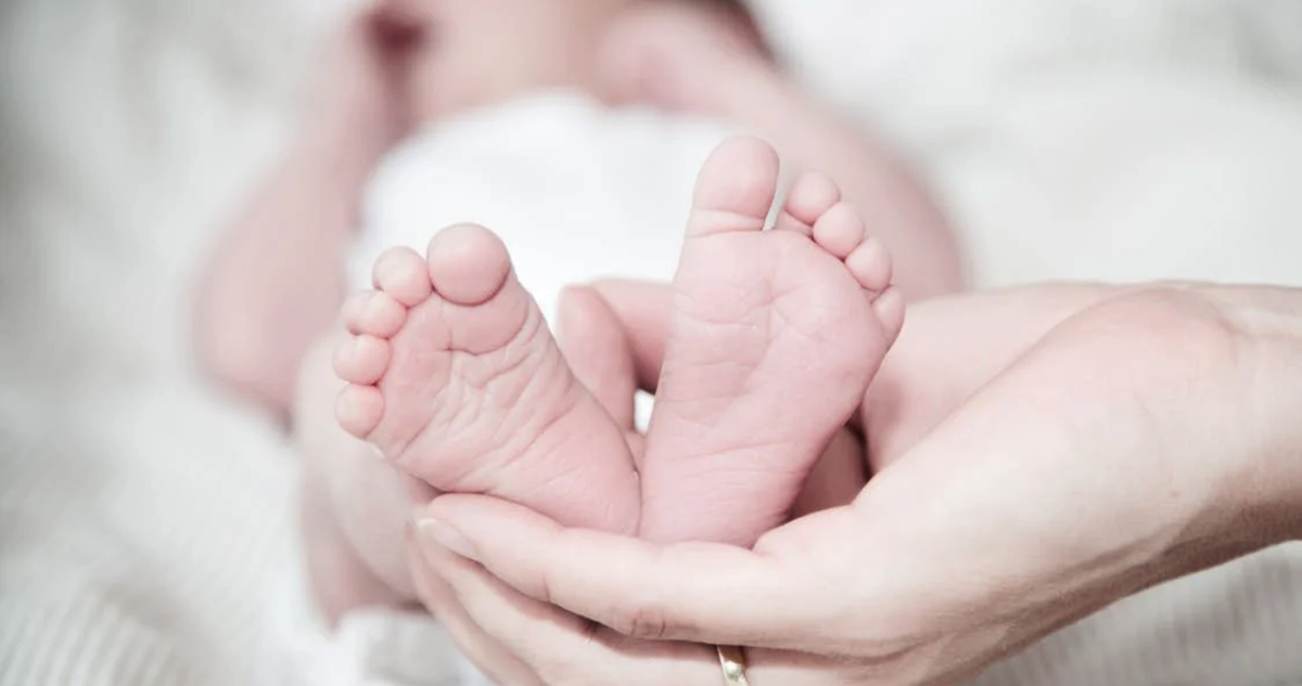 Un bebé de menos de dos semanas fue abandonado por sus padres en el Hospital de Bulnes