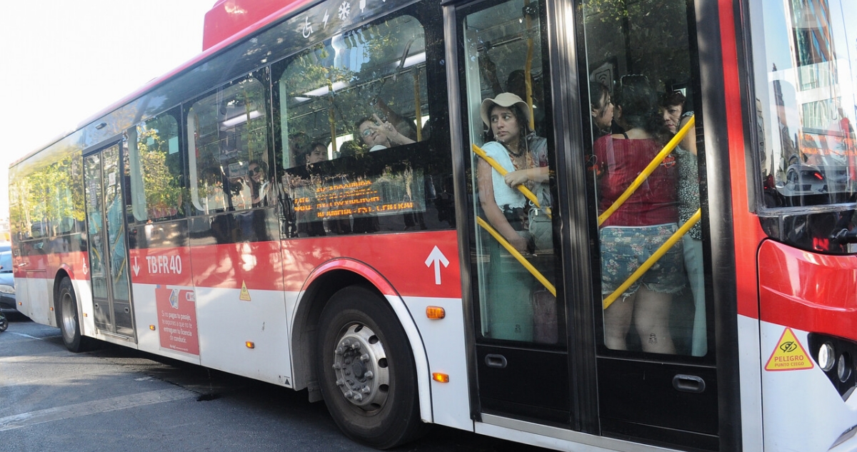 Región Metropolitana aún no vuelve a la normalidad tras apagón: hay miles de hogares sin luz ni agua