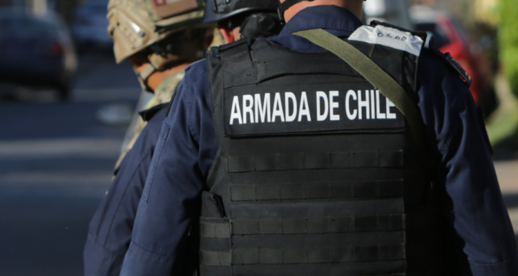 Violento asalto a recinto de la Armada: encapuchados entraron disparando, robaron fusil y cargadores