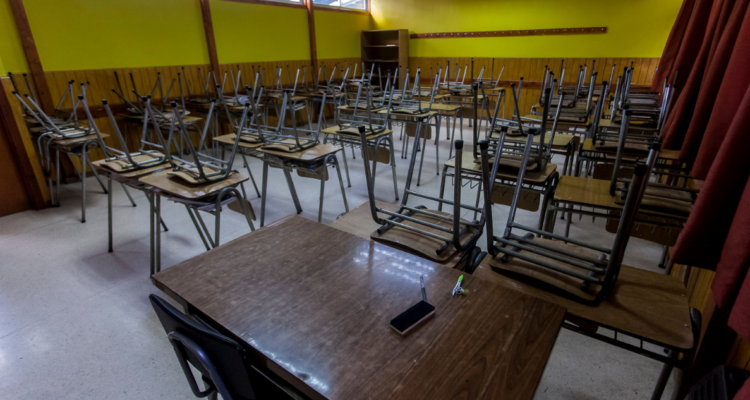 Interior de sala de clases por retorno de estudiantes en provincia de Osorno