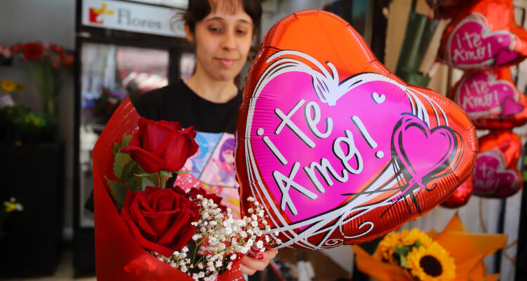 ¿Qué buscan regalar los chilenos por San Valentín? Mayoría de compras se hacen el 14 y tras el trabajo