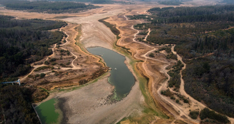 Lago Peñuelas reducido por la sequía.