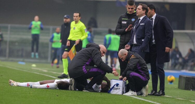 Moise Kean se desplomó en partido de Fiorentina ante Hellas Verona.