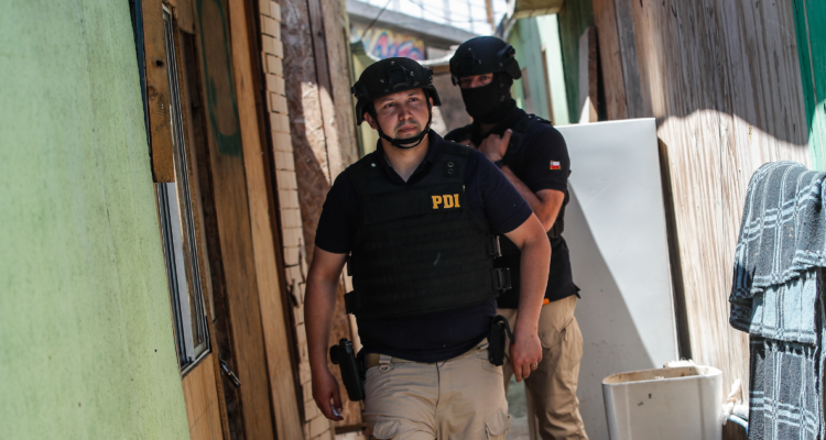 PDI rescata a mujer que había sido retenida en Pozo Almonte: la acusaron de robar una joya