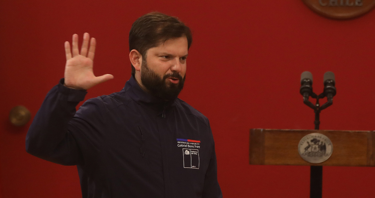 Presidente Gabriel Boric inicia sus vacaciones de verano en medio de crisis por incendios forestales