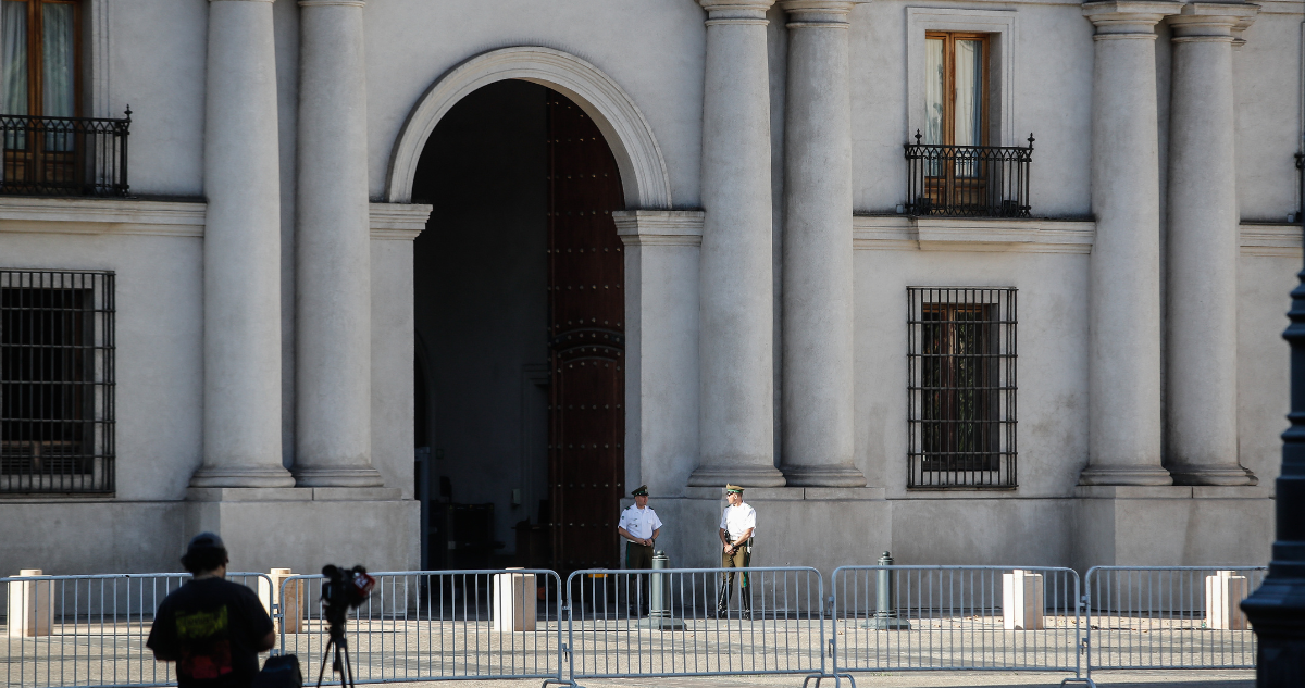 Con mensaje de agradecimiento de Boric se llevó a cabo misa por carabinero fallecido en La Moneda