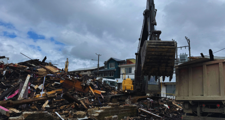 Retiran mil toneladas de escombros desde ruinas del incendio que quemó 60 locales comerciales en Ancud