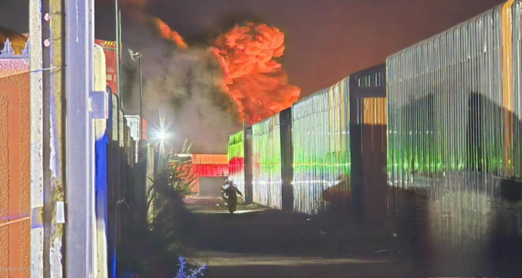 Incendio en estacionamiento de camiones en Talcahuano movilizó a diez compañías de Bomberos