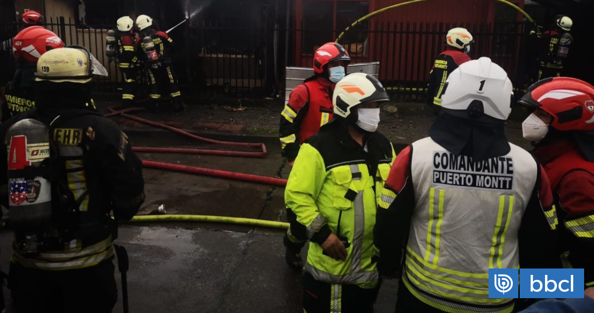 social-incendio-puerto-montt-bomberos-lesionados.png