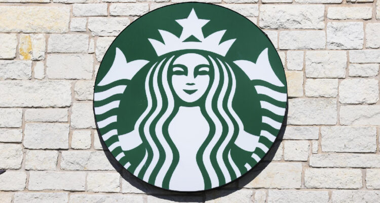 Starbucks anuncia el mayor despido de su historia: recortará 1.100 puestos de trabajo