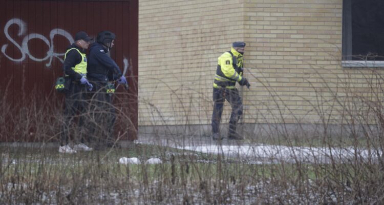 Policías desplegados en la escuela Risbergska