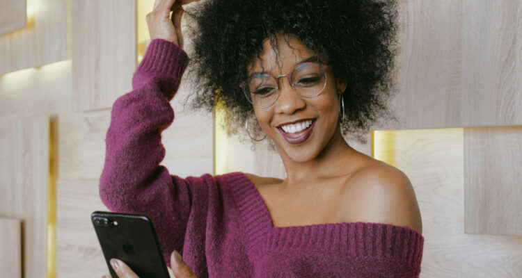 Sweaters off shoulder: cómo combinar la tendencia Y2K que toma fuerza este 2025