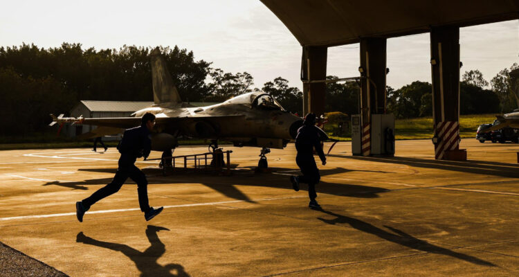 Taiwán moviliza a su Ejército ante maniobras con fuego real de China frente a su costa sur