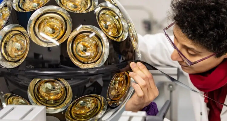 Telescopio KM3NeT que captó al neutrino