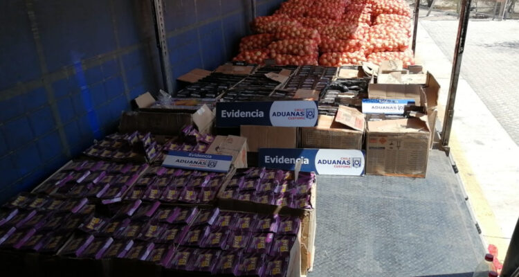 Interceptan a camionero con 66 mil tiros de fuegos artificiales: los escondió bajo mallas de cebollas