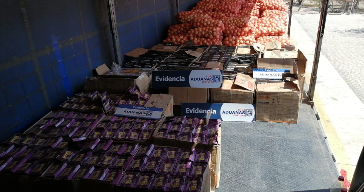 Interceptan a camionero con 66 mil tiros de fuegos artificiales: los escondió bajo mallas de cebollas