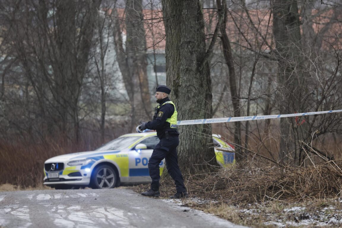 La policía acordona el lugar del tiroteo en la escuela Risbergska de Orebro
