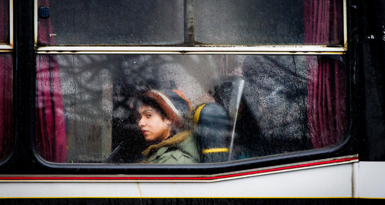Persona al interior de bus por alza de pasaje en transporte público de Temuco