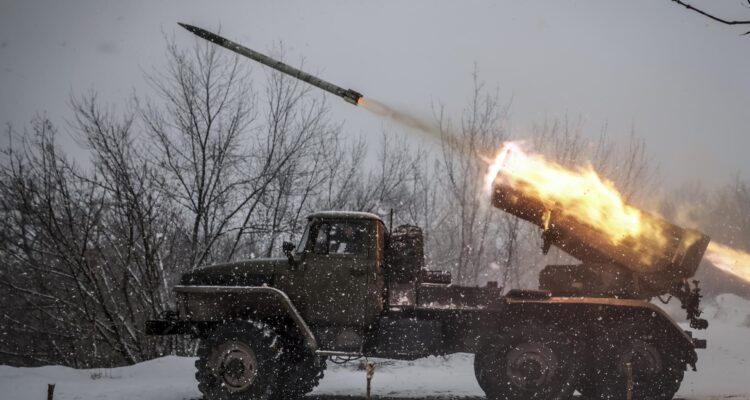 Militares ucranianos disparando hacia posiciones del ejército ruso en la región de Donetsk