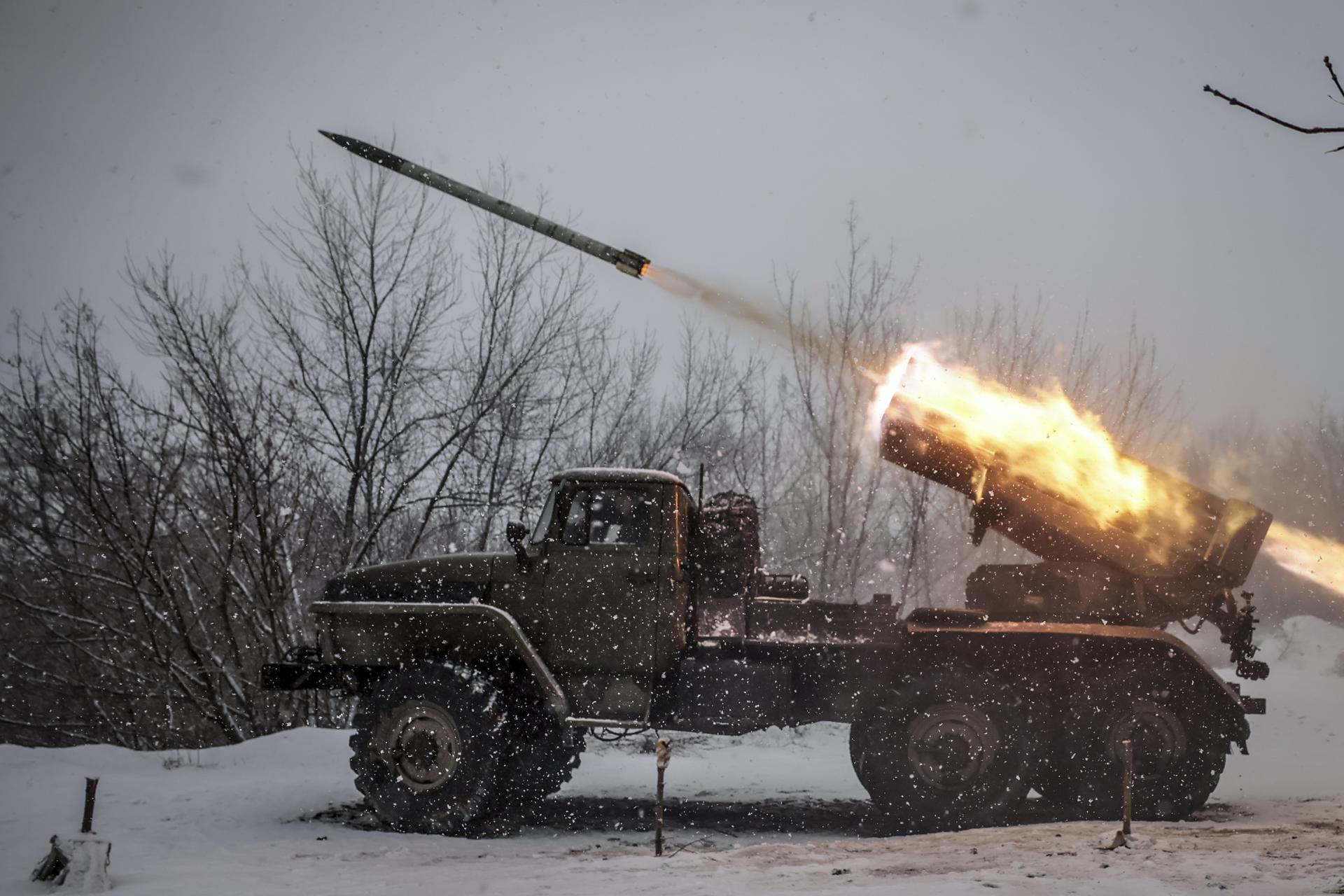 Militares ucranianos disparando hacia posiciones del ejército ruso en la región de Donetsk