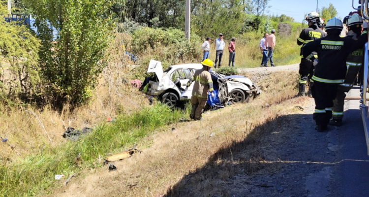 Un muerto y dos heridos graves tras volcamiento de vehículo en ruta que une Parral con Cauquenes