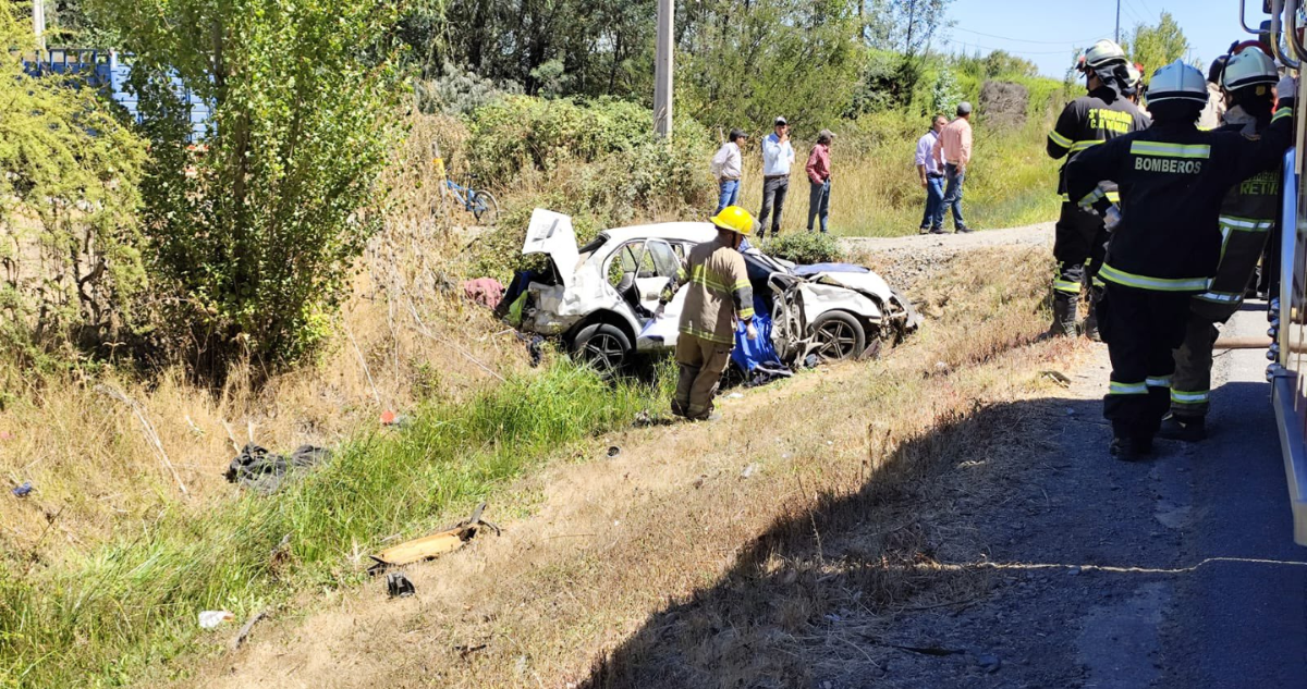 Un muerto y dos heridos graves tras volcamiento de vehículo en ruta que une Parral con Cauquenes